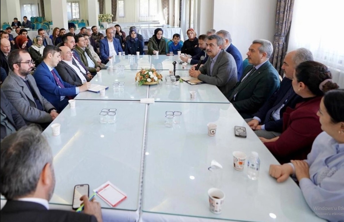 Bakan Tekin, Rize'de Öğretmenlerle Bir Araya Geldi