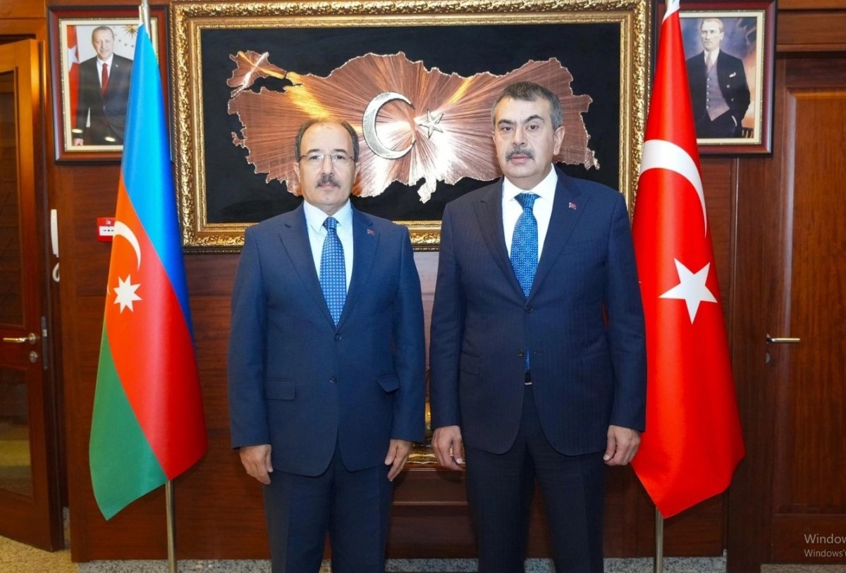 Bakan Tekin, Azerbaycan'da Bakü Türk Anadolu Lisesi'ni Ziyaret Etti