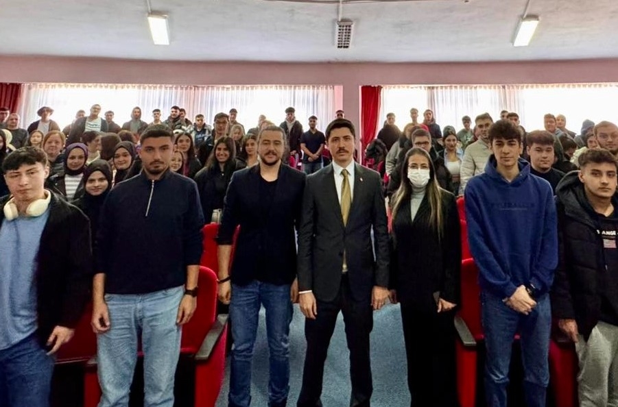 Pazaryeri Kaymakamı, Üniversite Öğrencilerine Kariyer Semineri Verdi