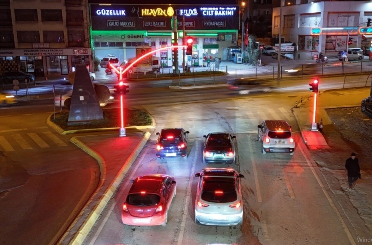 Gölcük'te Modern Sinyalizasyon Sistemi Kuruluyor
