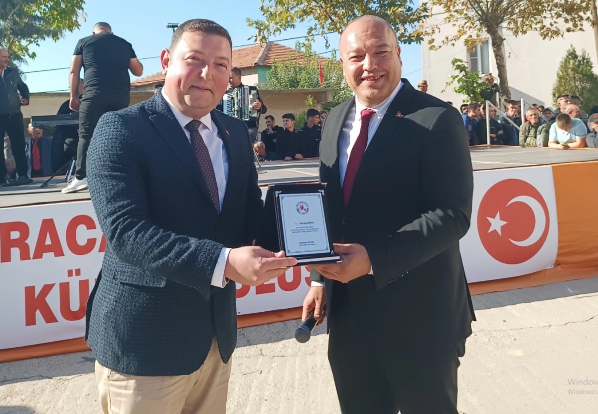Recep Dural’a Karacaovalılardan teşekkür plaketi