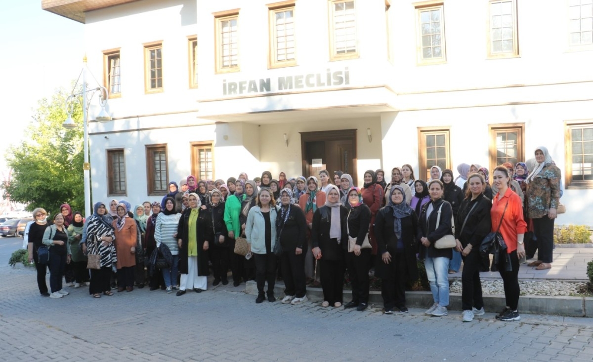 Manisa'da 90 Kadın Tarihi Mekanlara Adım Attı