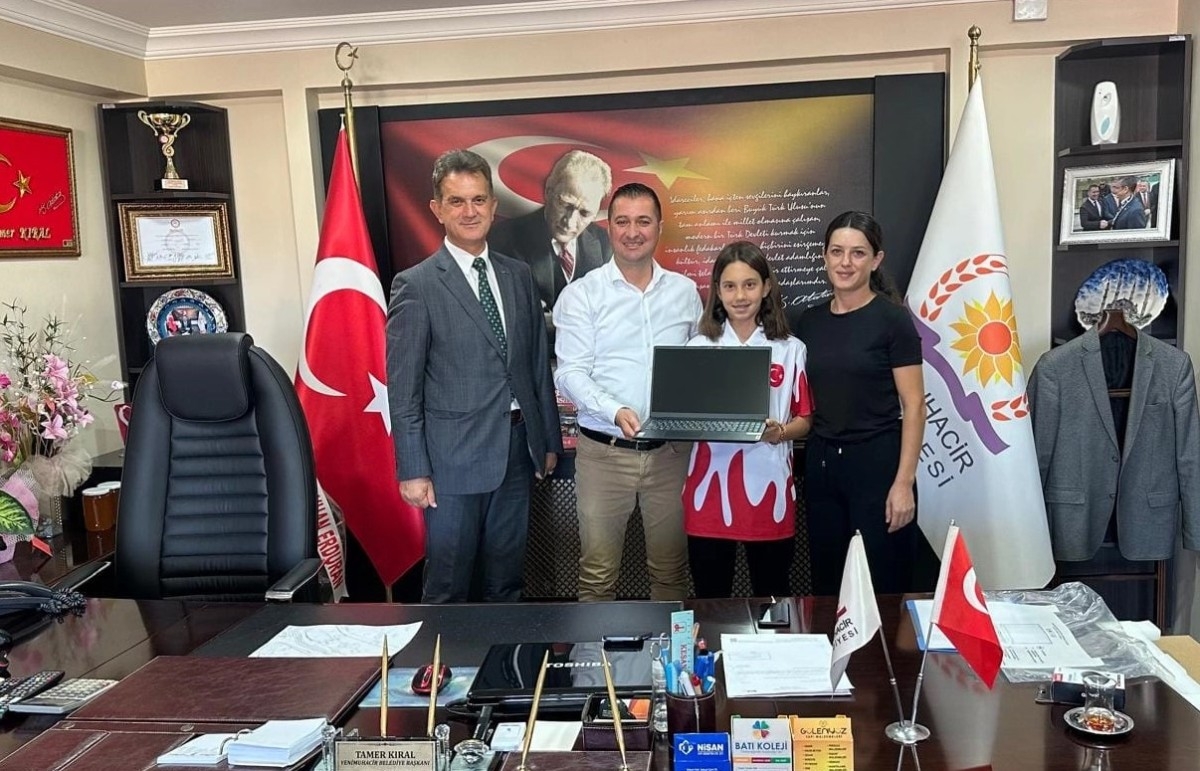 Tamer Kıral, Türkiye 2.'si Eslen Göktepeli'ye Laptop Hediye Etti
