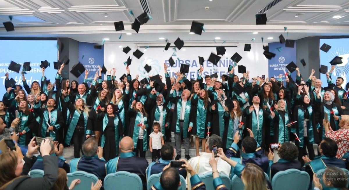 BTÜ’de Lisansüstü Öğrencilerinin Mezuniyet Coşkusu