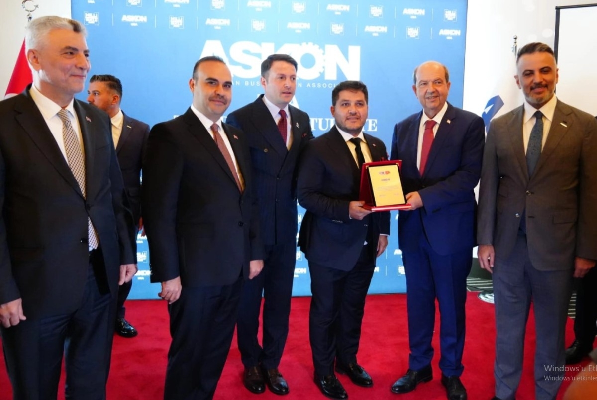 KKTC Cumhurbaşkanı Tatar, ART Group’a Teşekkür Plaketi Verdi