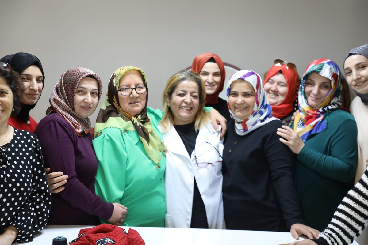 Depremin Etkisini, Örmek Kurslarında Dikiş-Nakış Öğreterek Aştılar