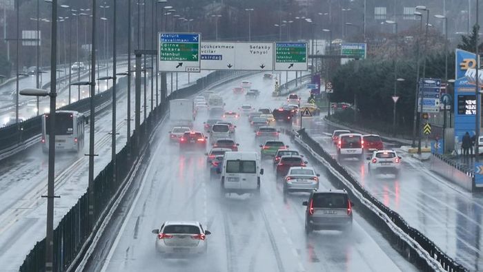 İstanbul'da sağanak yağış etkisini sürdürüyor