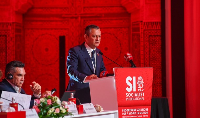 Özgür Özel Sosyalist Enternasyonal'de konuştu: “CHP GÜVENLE İKTİDARA YÜRÜMEKTEDİR”