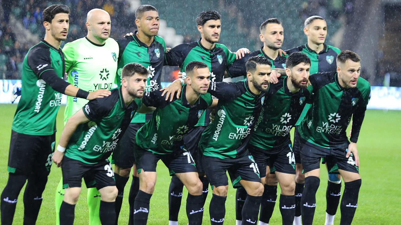 BANDIRMASPOR, MANİSA FK'NE 3 - 2 YENİLDİ /////    LİDER KOCAELİSPOR, puan farkını 5'e yükseltti