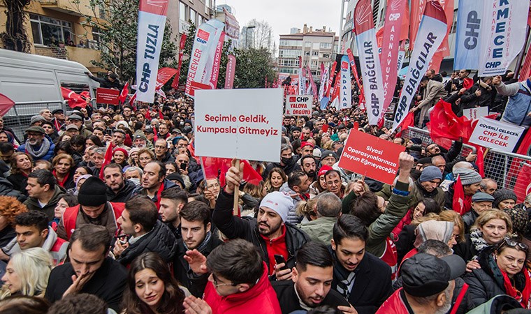 Özgür ÖZEL, Beşiktaş'ta yurttaşlara seslendi: DEMOKRASİDE TEK EGEMEN VARDIR O DA MİLLETTİR