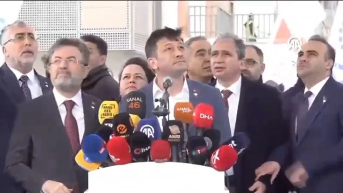 Deprem anmasında Bakan Kacır, üstündeki tentenin bir kısmı rüzgardan uçunca korku!