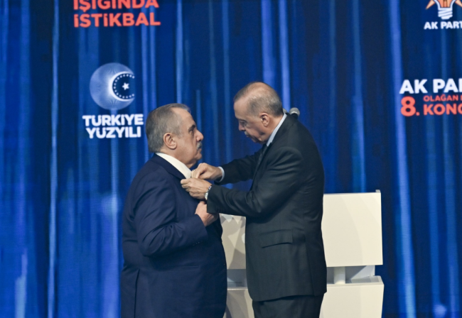 AKP'de Erdoğan yeniden başkan seçildi!  İyi Parti ve Gelecek Parti’den gelen 7 kişi de MYK’da