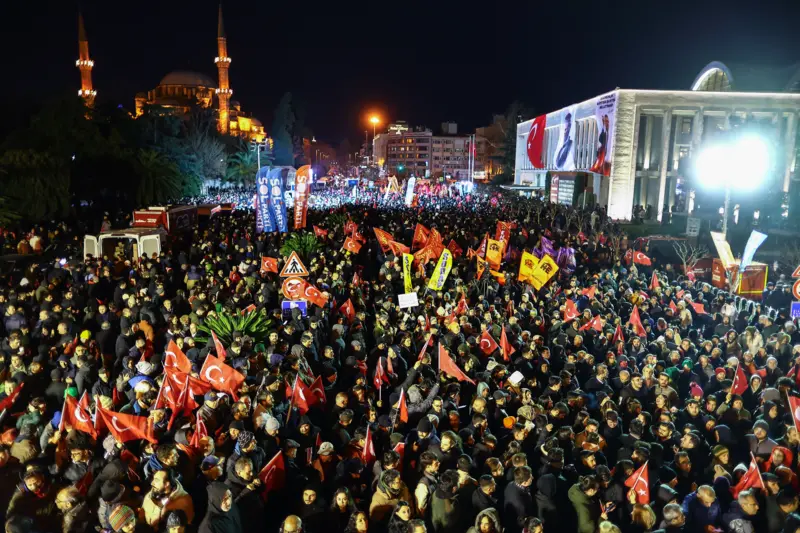 Saraçhane halk buluşmasının altıncı gününde CHP Lideri Özgür ÖZEL’den BOYKOT LİSTESİ…
