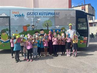 Anadolu Isuzu, Gezici Kütüphane Projesi ile eğitime destek veriyor