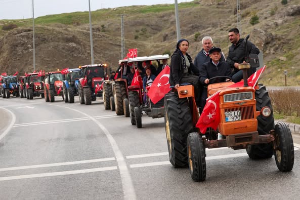 Yağızoğlan, çiftçi traktörünü kullanarak Yozgat meydanına giriyor!  