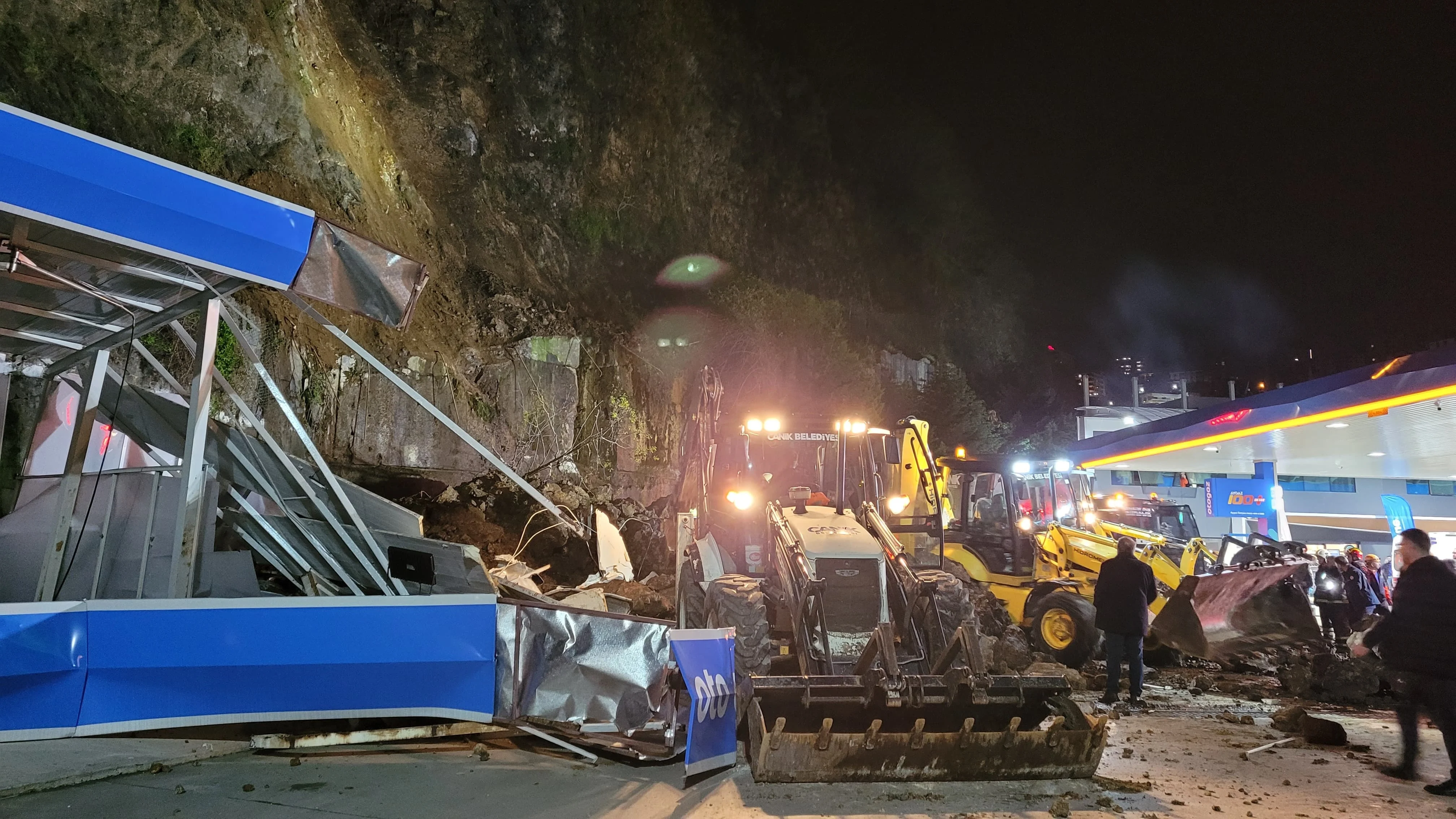 SAMSUN’DA HEYELAN! Kaya parçaları Aakaryakıt istasyonundaki aracın üzerine düştü 