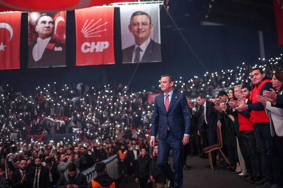 CHP Lideri Özgür ÖZEL'e, Sırrı Süreyya Önder'in cenaze töreninde yumruklu saldırı!