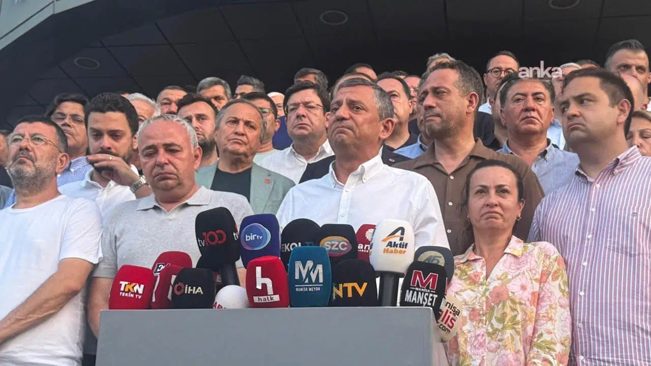 Ferdi Zeyrek’in yaşamını yitirdiği hastanenin önünde konuşan Özgür Özel, gözyaşlarını tutamadı!  
