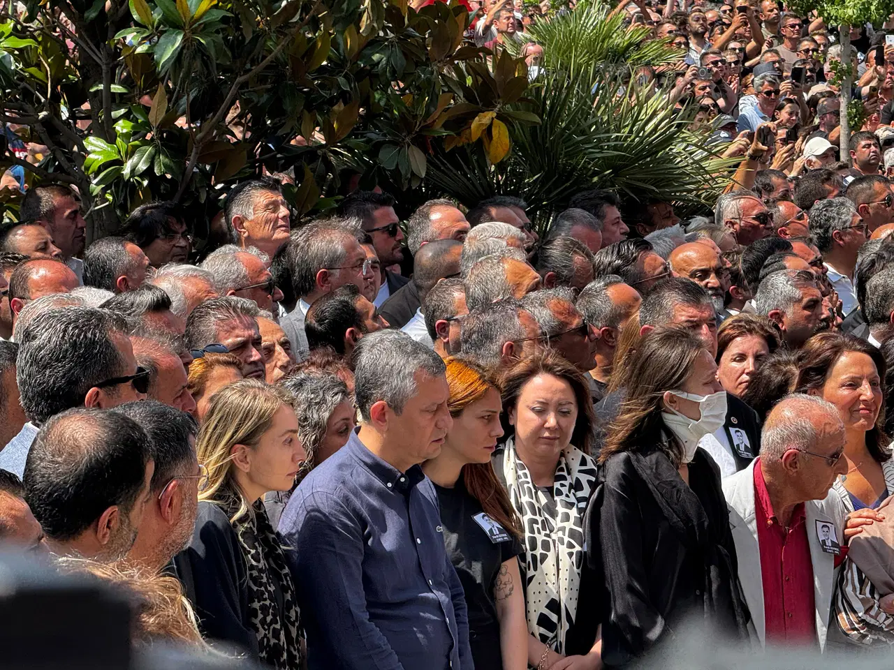 Manisalılar, başkanları Ferdi Zeyrek'i uğurluyor… Özgür Özel konuşurken gözyaşlarını tutamadı!