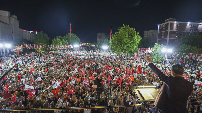 CHP Genel Başkanı Özgür Özel: “Ekrem Başkan’ın Bir Vesikalığına Yenileceksin”