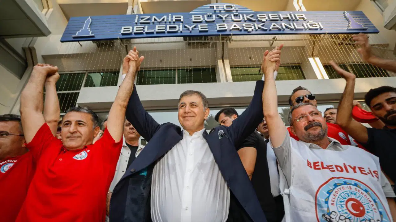 İzmir Büyükşehir Belediyesi ile Sendika UZLAŞTI, İŞÇİLER GÖREVİNE DÖNDÜ