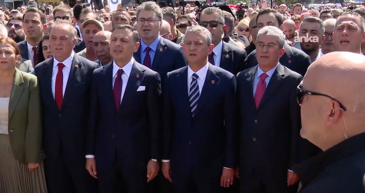 CHP 102 YAŞINDA: Özgür ÖZEL, TAKSİM'de!