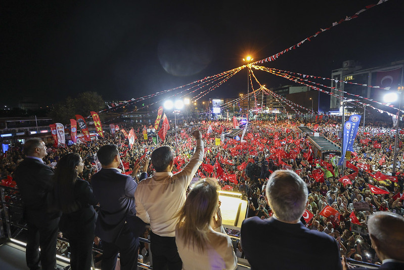 KADIKÖY'de konuşan CHP Lideri Özgür ÖZEL: “Bizi Şiddete Çekemezler Ancak Asla Eve De Gönderemezler, Direneceğiz”