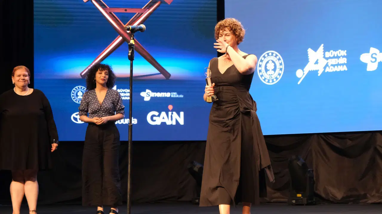 PELİN ESMER’e 8 ÖDÜL: 32. Uluslararası Adana Altın Koza Film Festivali’nde ödüller verildi