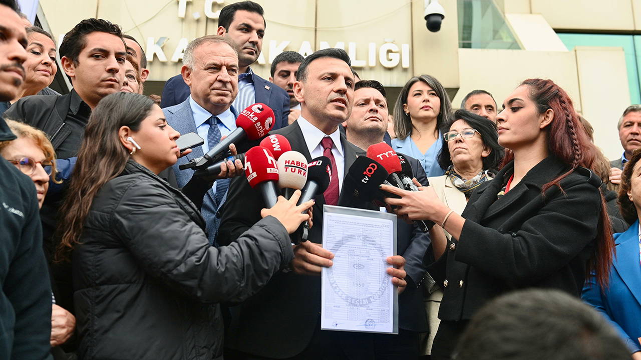 YENİDEN CHP İstanbul İl Başkanı seçilmişti: ÖZGÜR ÇELİK MAZBATASINI ALDI!