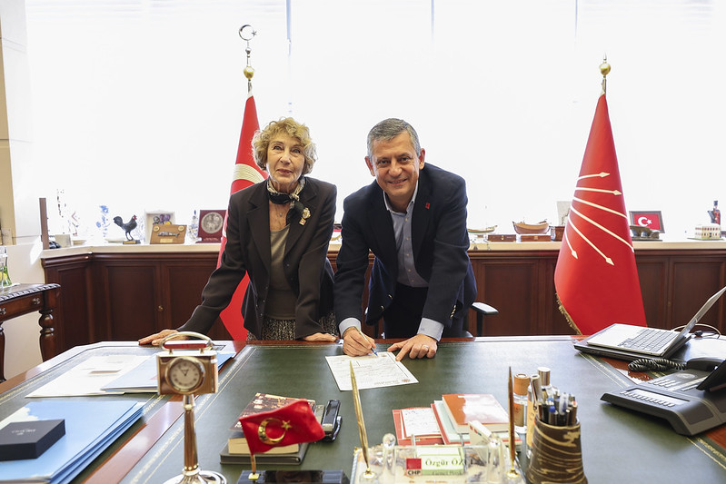 Ünlü yazar Ayşe Kulin CHP’ye üye oldu, rozetini Özgür Özel taktı