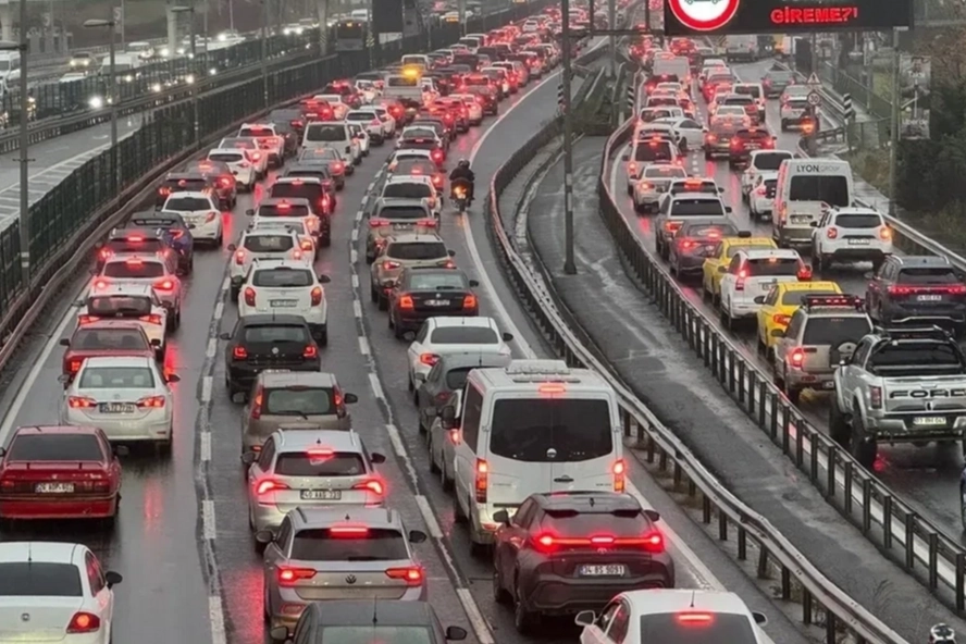 TÜRKİYE'DE TOPLAM ARAÇ SAYISI 33 Milyonu Geçti, Aylık Trafik Kaydı Azaldı!