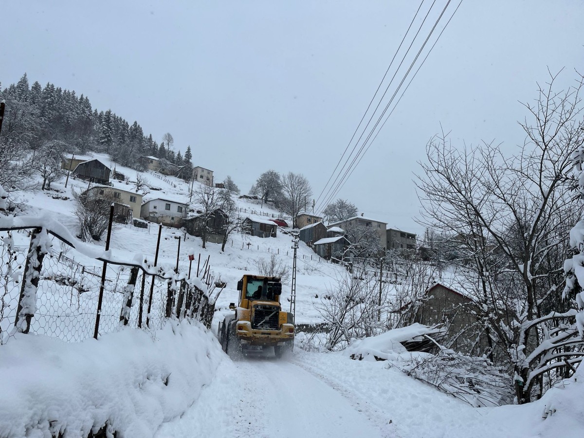 Trabzon’da Kar Yağışı 34 Mahalle Yolunu Kapattı!