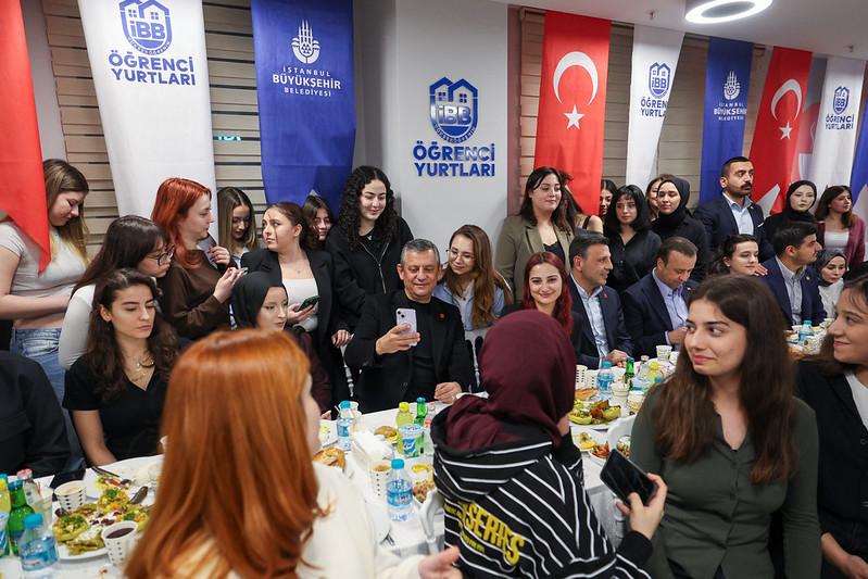 CHP Lideri Özgür Özel, İBB Zübeyde Hanım YÖ Kız Öğrenci Yurdu'nda Öğrencilerle İftar Yaptı