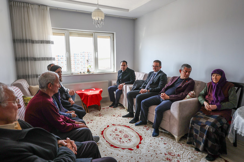CHP Lideri Özgür Özel'den, Konya'da Öğretmen Fatma Nur Çelik'in Ailesine Taziye Ziyareti  