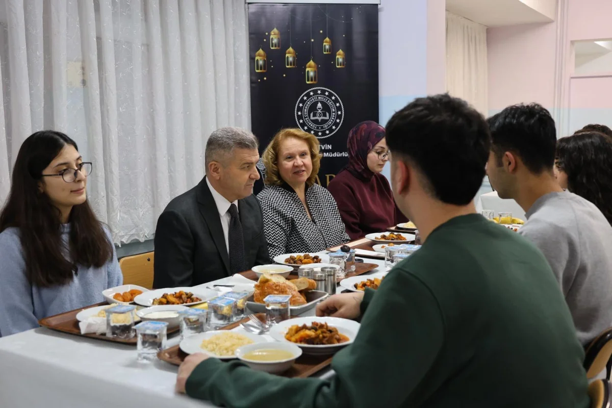 Artvin Valisi Ergün, pansiyonda kalan öğrencilerle iftar yaptı