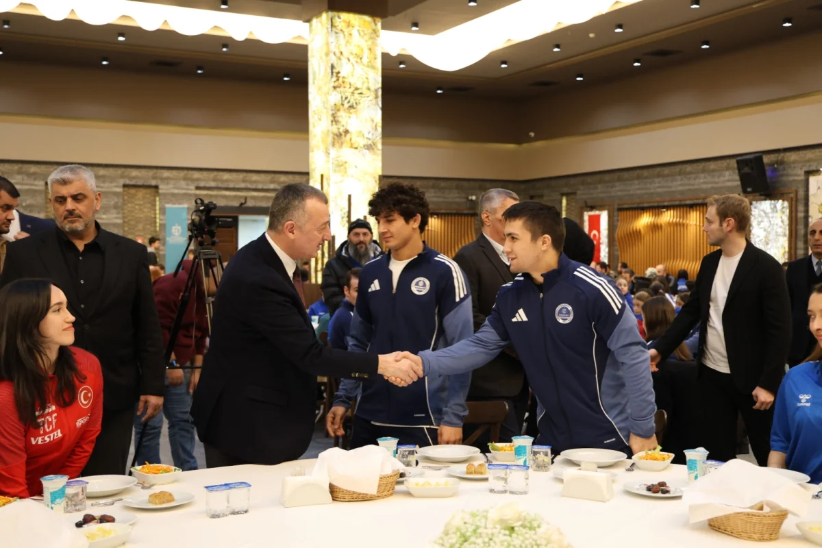 Başkan Büyükakın Şampiyon Sporcularla İftarda Buluştu