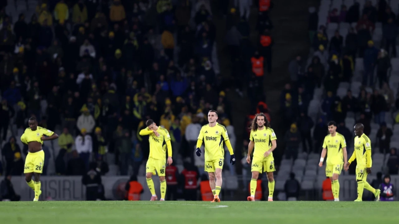 Süper Ligde YENİLMEZLİK SERİSİ SONA ERDİ Fenerbahçe, Fatih Karagümrük’e 2-0 yenildi!