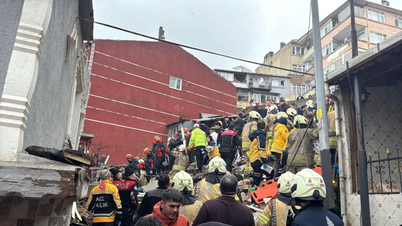 İstanbul Fatih'te bitişik 2 bina çöktü: 9 kişi kurtarıldı, 2 kişi enkaz altında!