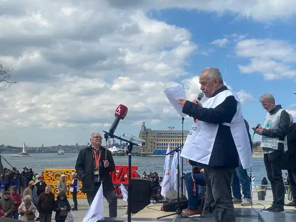 EMEKLİLERDEN ‘insanca’ yaşam istemi: SEFALET isyanı Kadıköy’den yükseldi!
