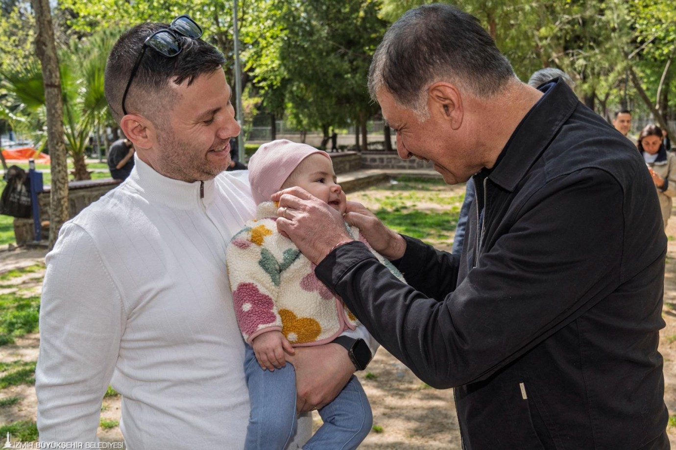 Başkan Tugay Hasanağa Bahçesi’nde Yurttaşlarla Buluştu