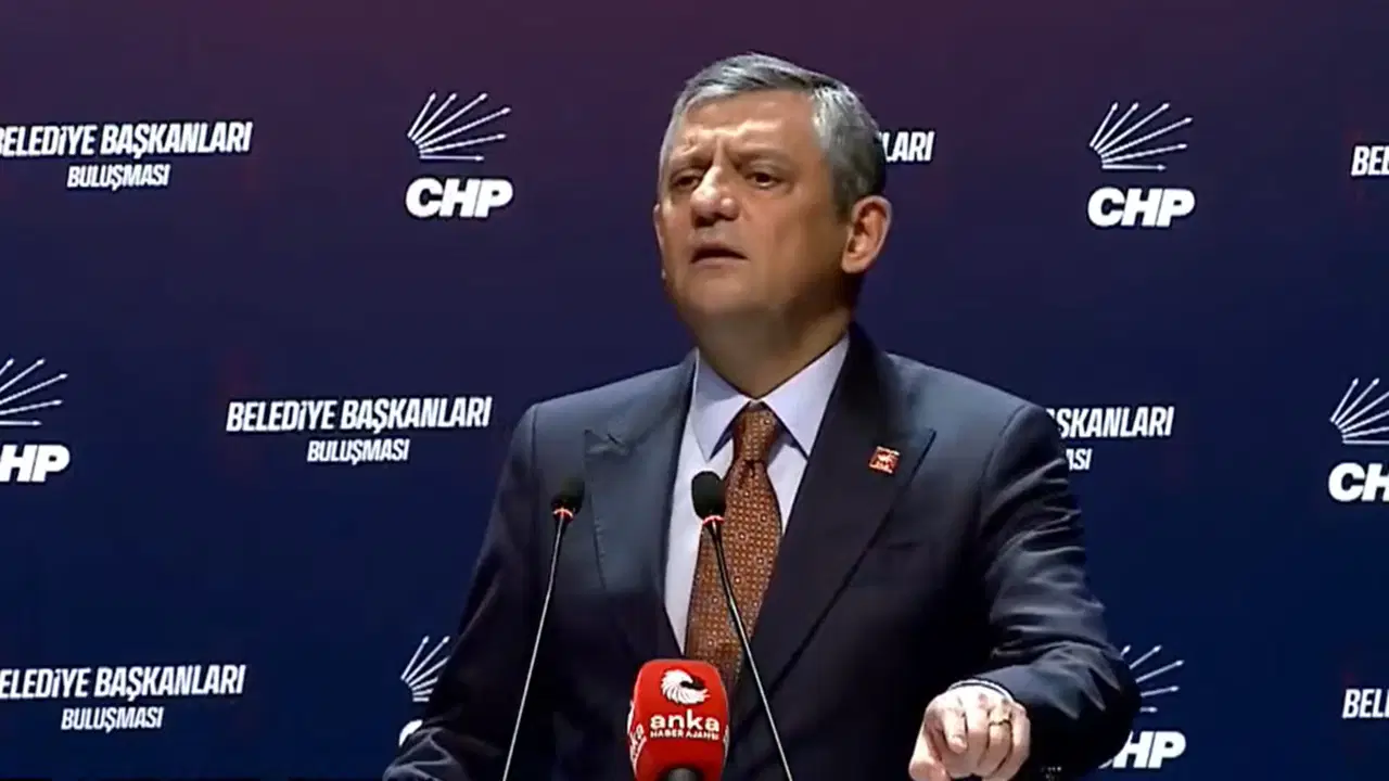 CHP Lideri Özgür Özel, belediye başkanları toplantısında konuşuyor!