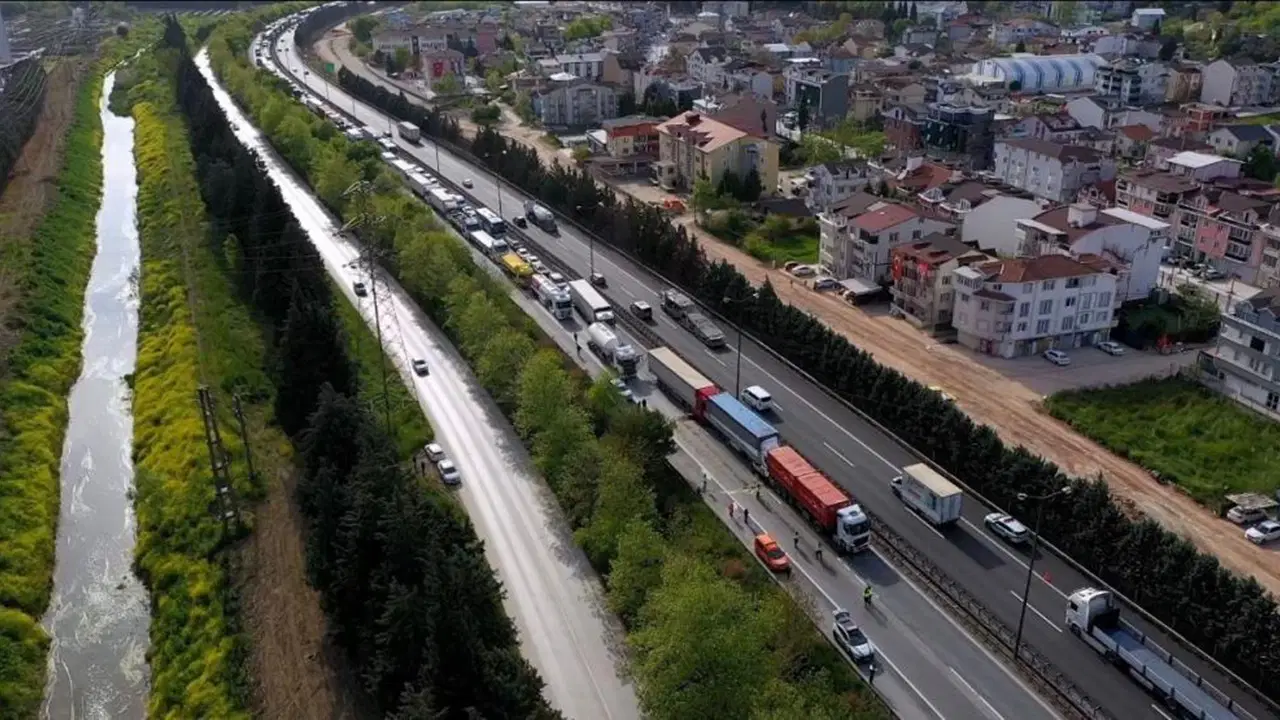 TEM’de 6 tır birbirine girdi! Ankara yönü trafiği yarım saat aksadı! 