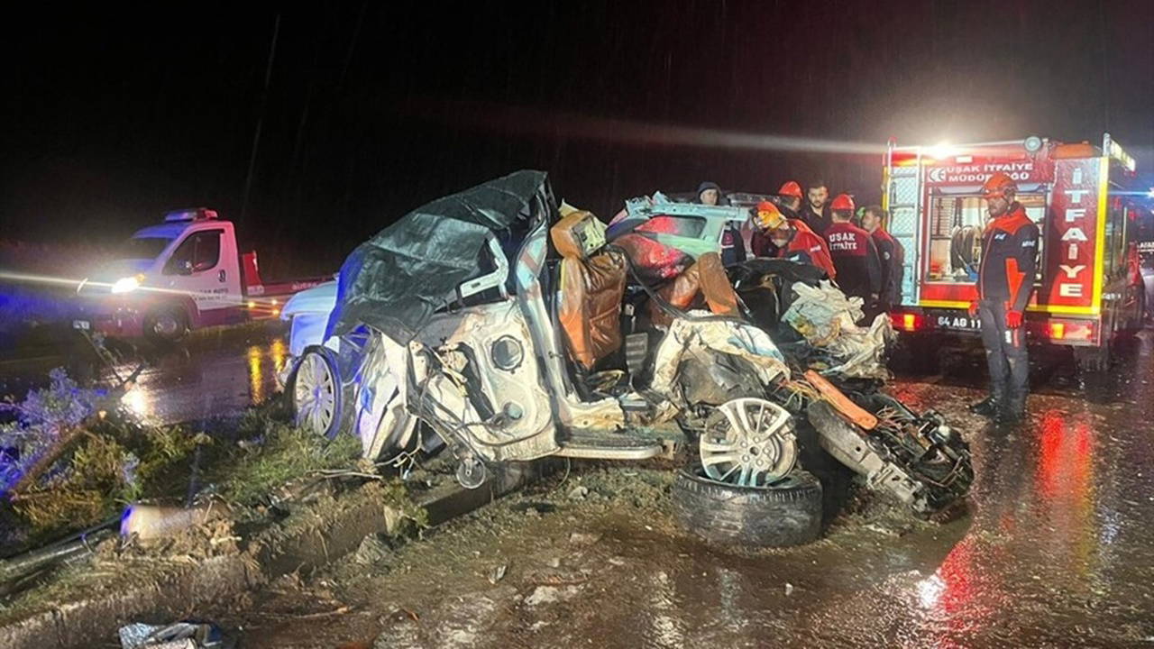  Uşak'ta acı kaza: 7 araç birbirine girdi, 4 kişi yaşamını yitirdi, 17 yaralı var!