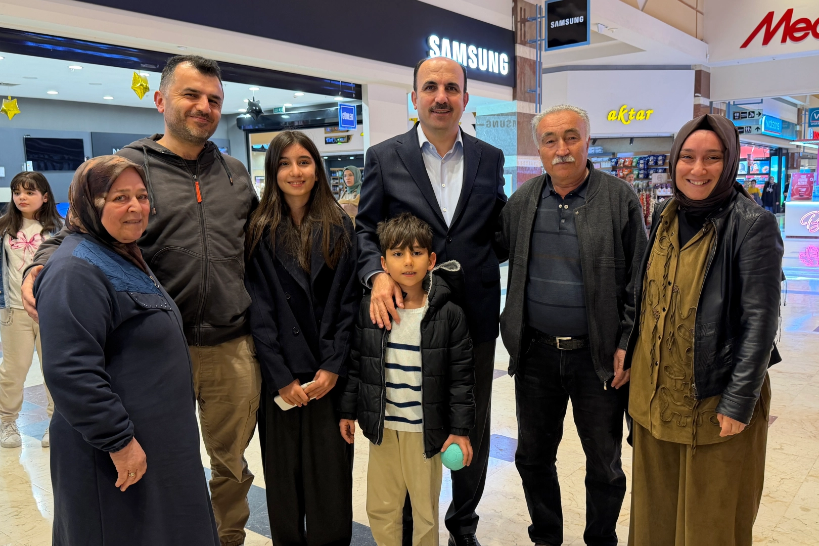 Başkan Altay AVM’de Esnaf ve Vatandaşlarla Buluştu