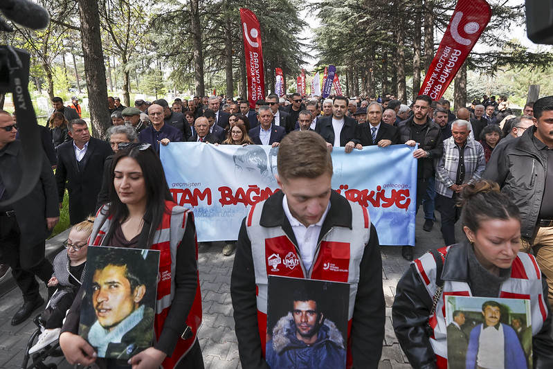 3 Fidanı mezarlarında ziyaret eden CHP Lideri Özgür ÖZEL: “KURUCU İRADEYE ŞANTAJ SÖKMEZ”