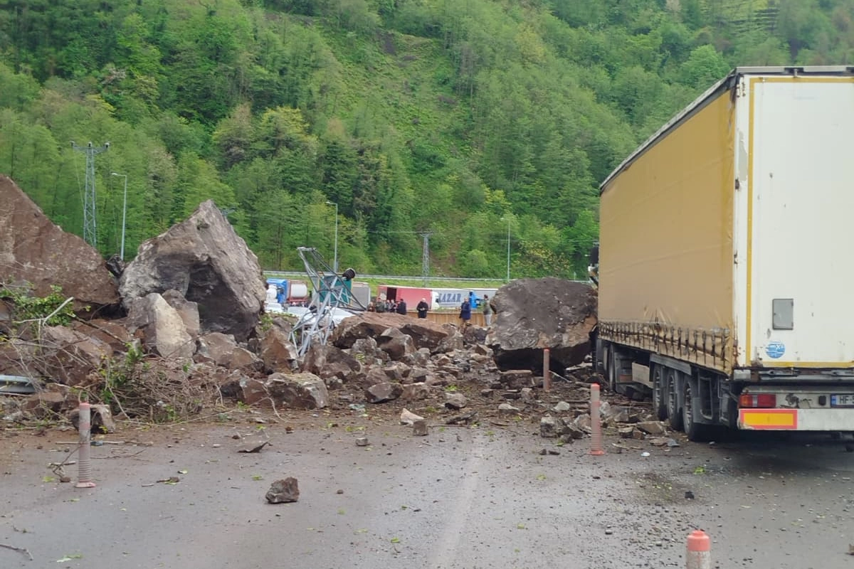 Artvin’de Heyelan: Yol Ulaşıma Kapandı, Çalışmalar Sürüyor