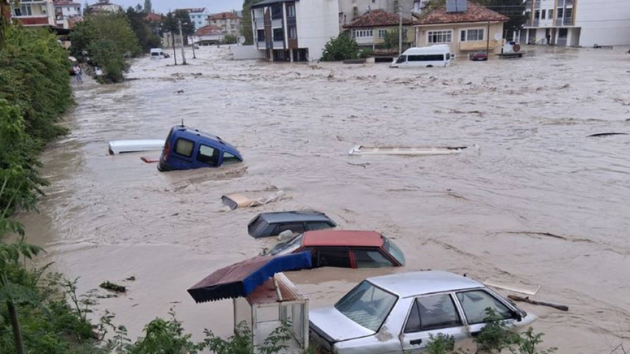 Yurdumuzda Sağanak Yağış ve Dolu! Cadde ve sokaklar göle döndü: 12 yaralı