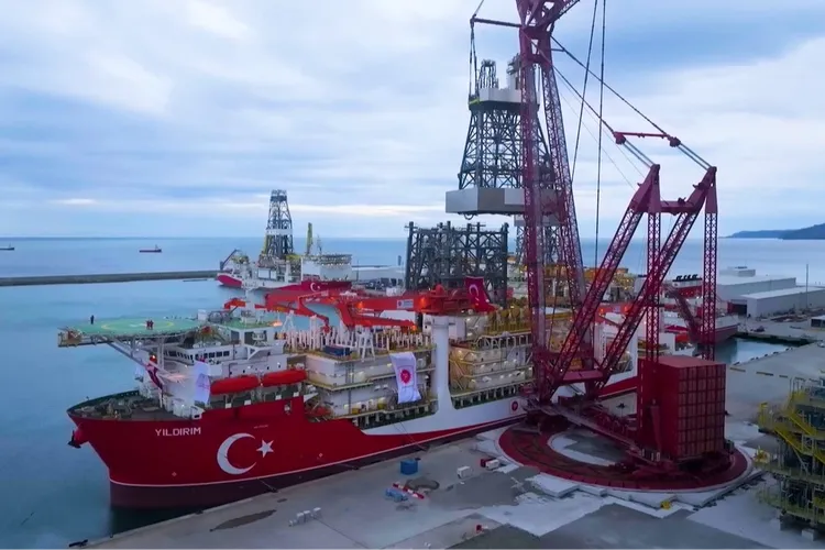 Yıldırım Derin Deniz Sondaj Gemisi,Karadeniz’de ilk görevine çıktı