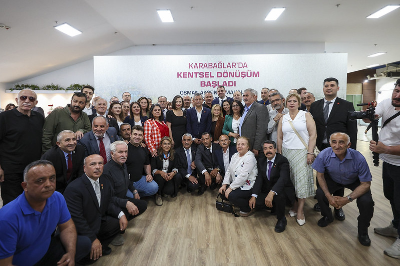 Karabağlar'da konuşan CHP Lideri Özgür Özel: “İZMİR’DE 30’A YAKIN PROJENİN AÇILIŞINI YAPTIK”