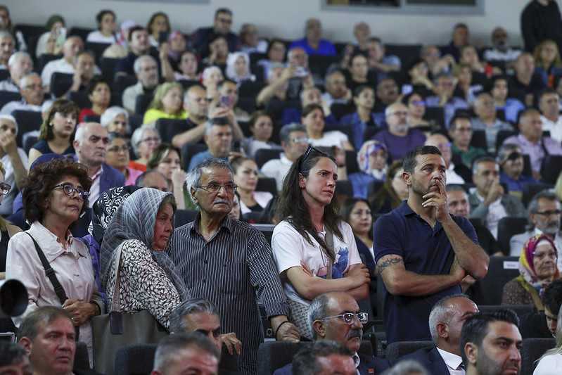 Karabağlar'da konuşan CHP Lideri Özgür ÖZEL: “İZMİR’DE 30’A YAKIN PROJENİN AÇILIŞINI YAPTIK”